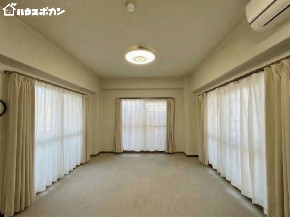 三面採光の明るいリビング！