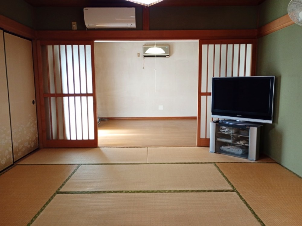 収納たっぷりの広々とした8帖和室♪