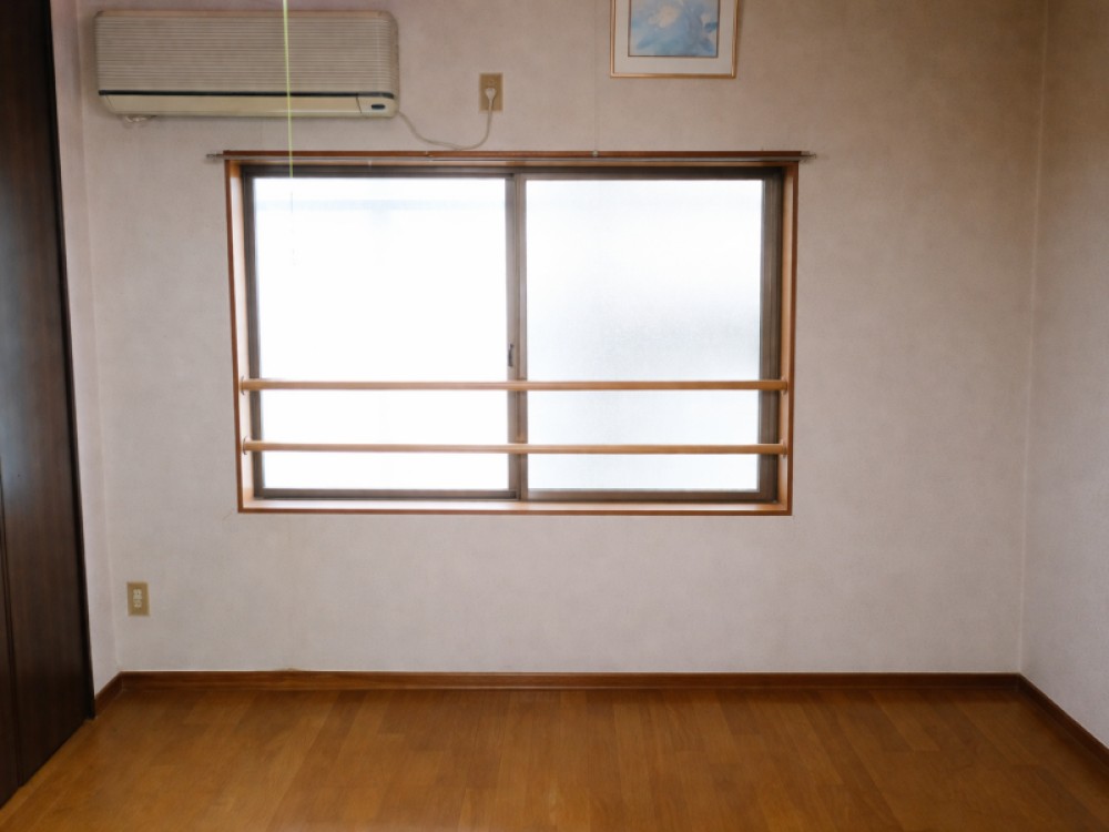 光が差し込む4帖洋室！※CG加工済