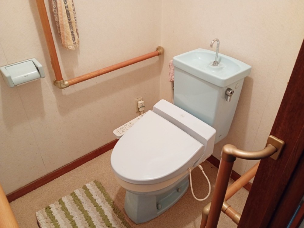手摺付きの3階トイレ！安心してお使いいただけます