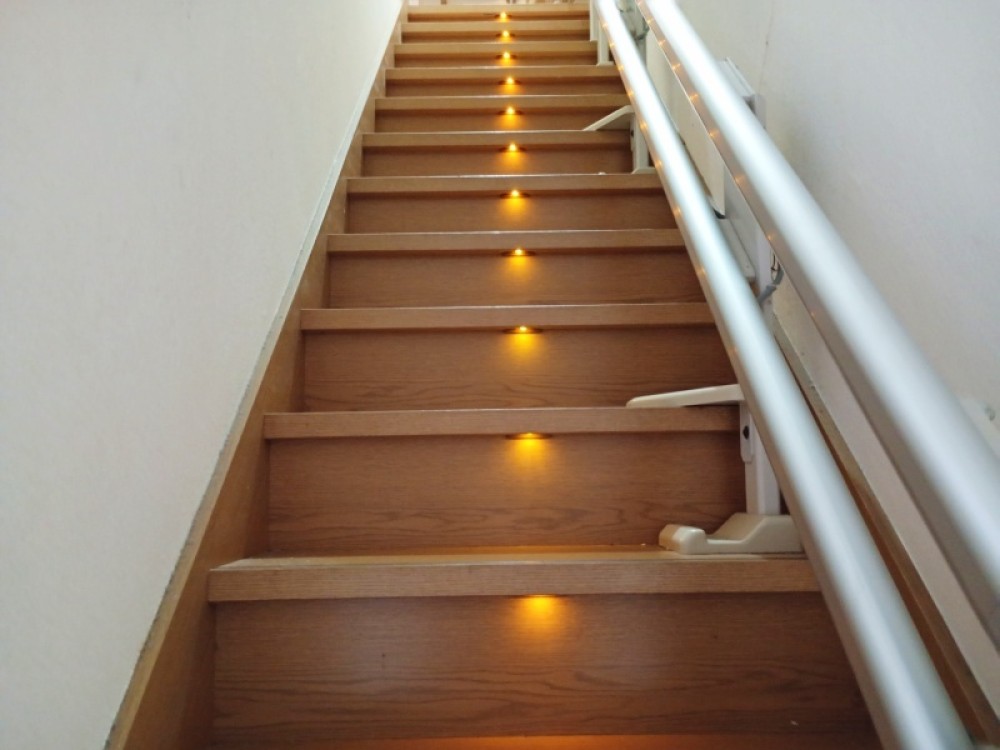 昇降機付きの階段！安全に昇り降りできます。