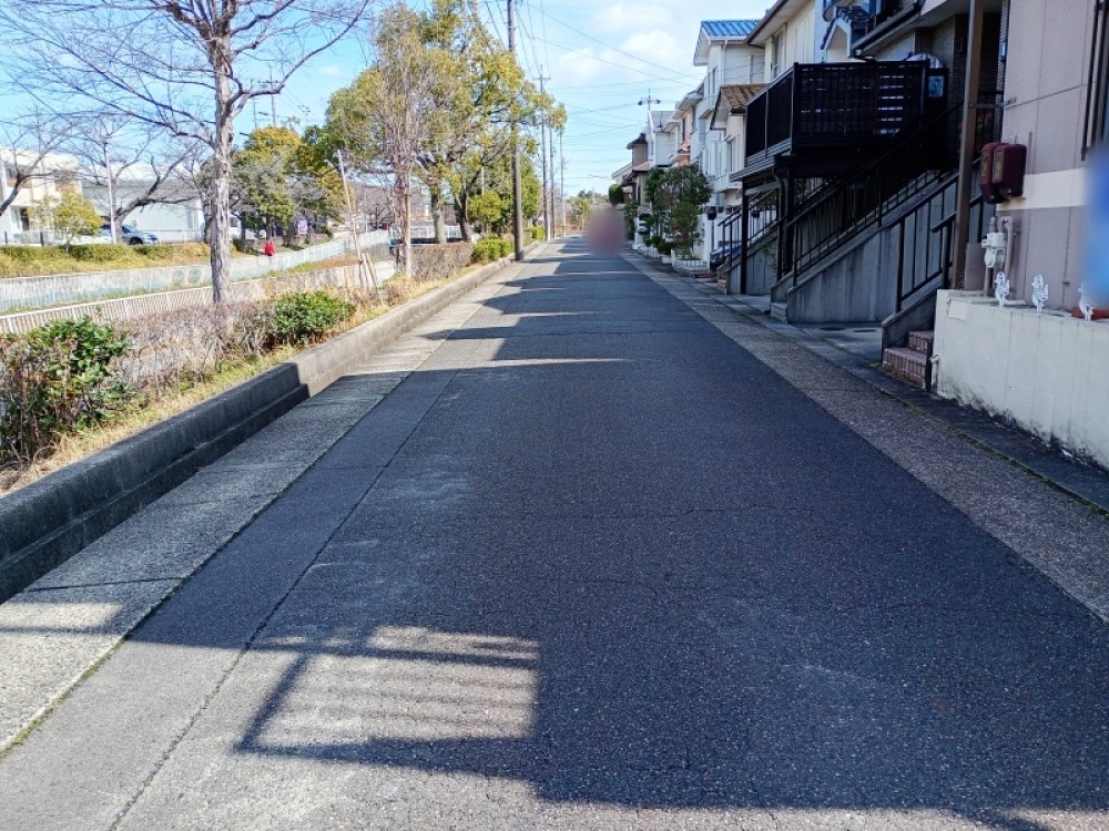 前面道路は6ｍあり、出入りもスムーズです♪