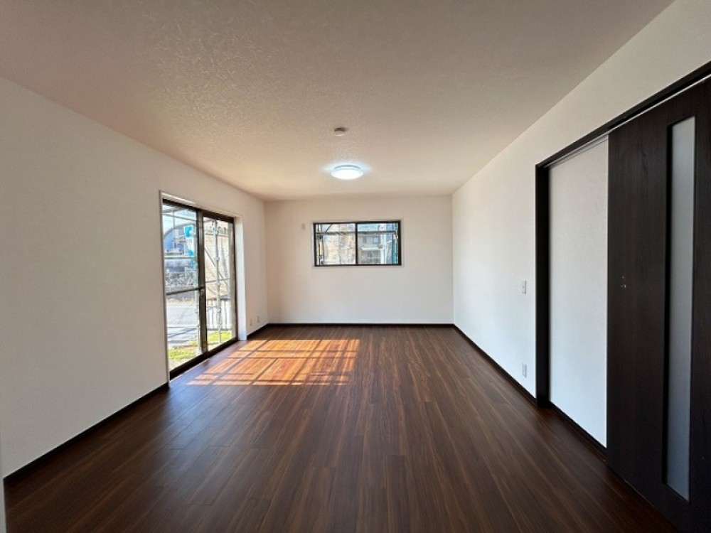 3面採光で南向きの明るいリビングルームです。