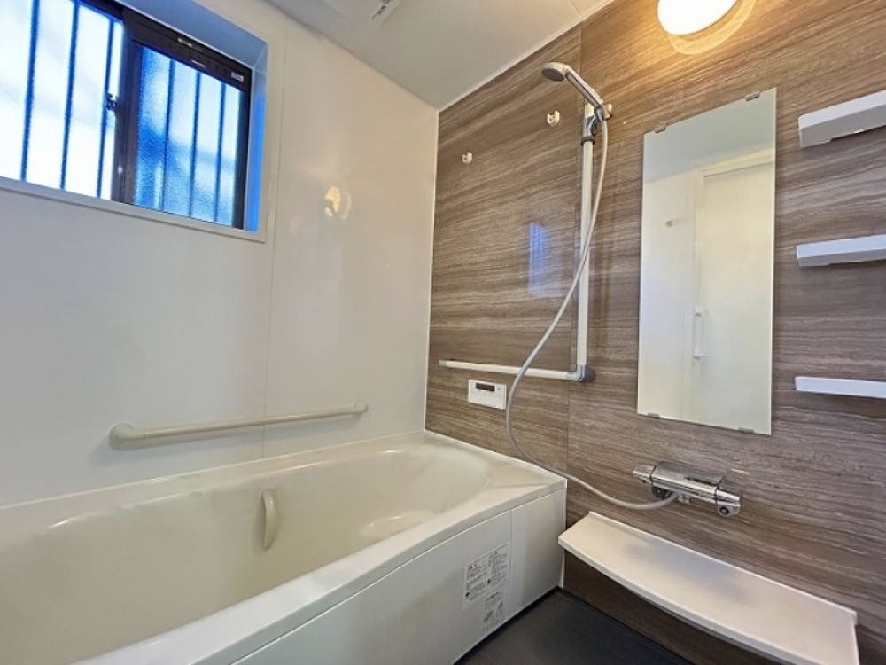 明るく開放感のある窓付き！手摺付でお子様も安心◎