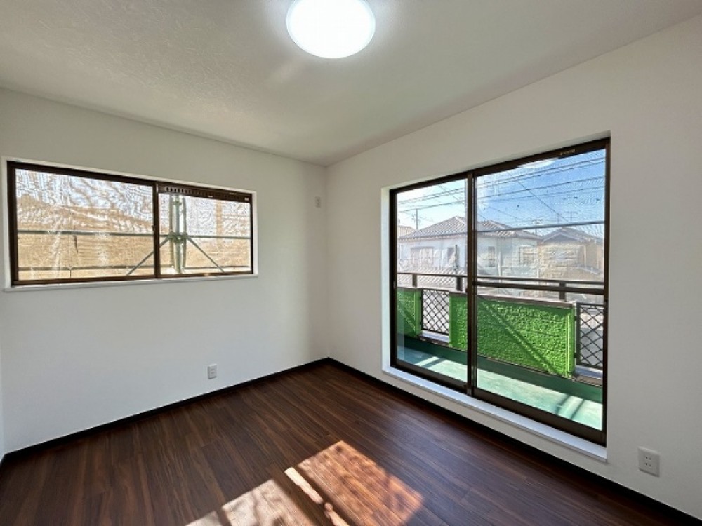 掃き出し窓からバルコニーに出られる便利な居室です