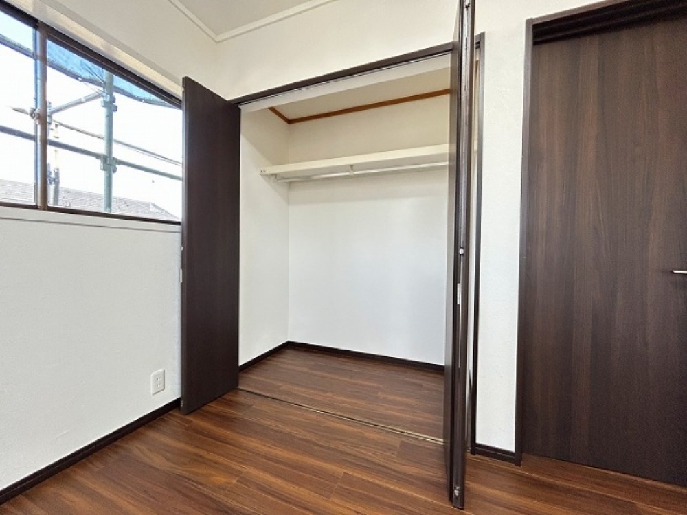 大きいクローゼットには棚付き！