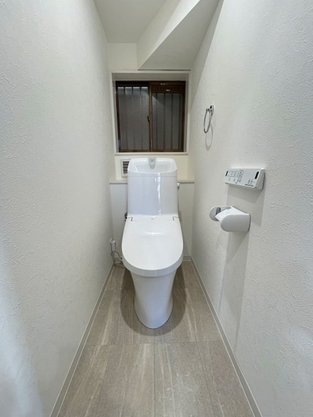 白基調の清潔感あふれるトイレです。