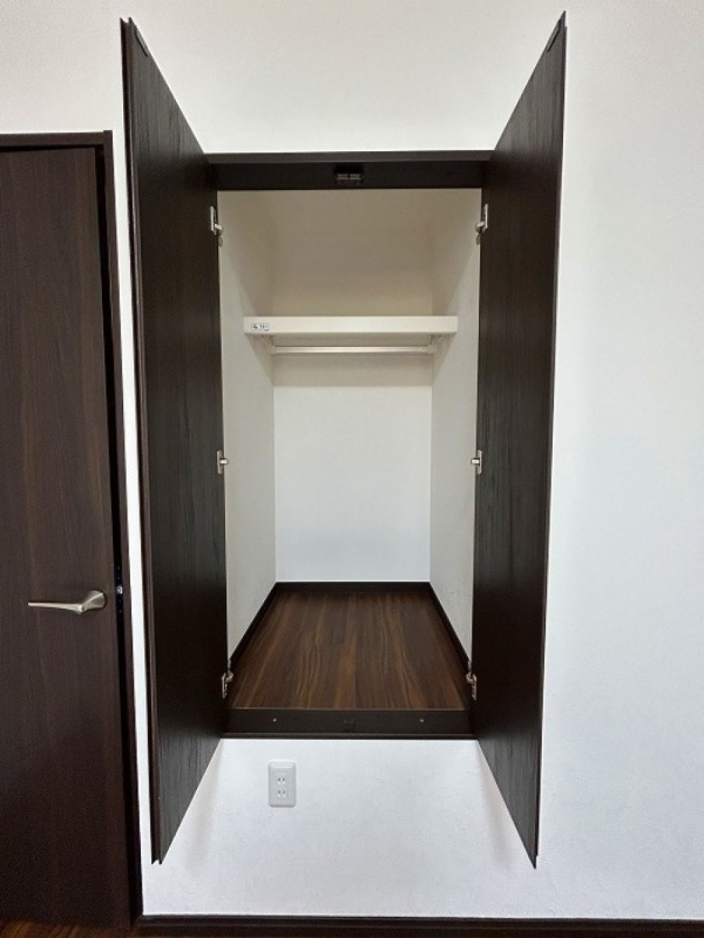 ちょっとした収納に便利な壁面埋め込み収納！