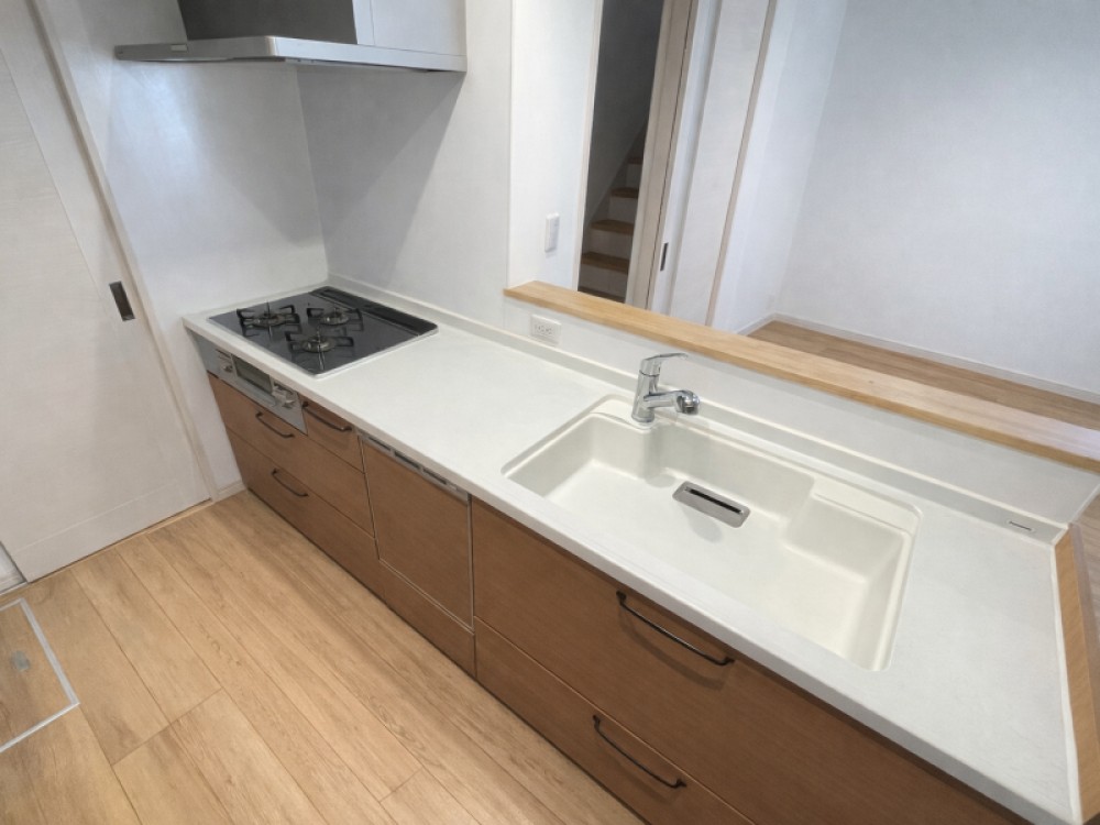 白いシンクが特徴的なキッチン♪※CG加工済