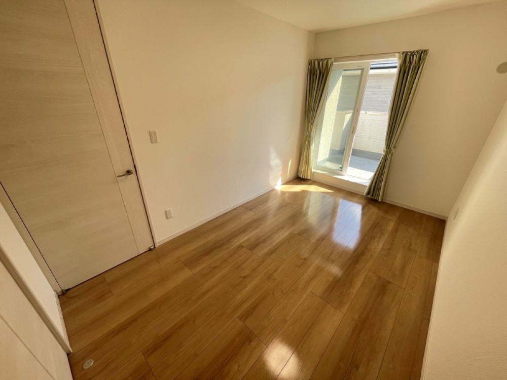 バルコニーにつながる明るい6帖居室！