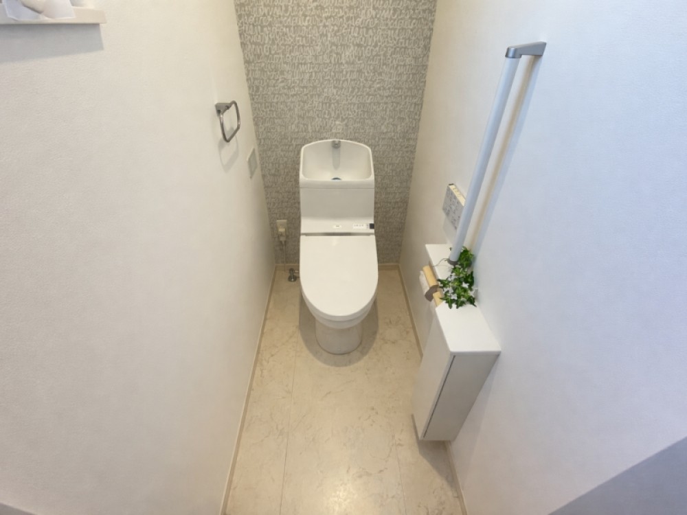 白基調の清潔感あふれるトイレです。※CG加工済