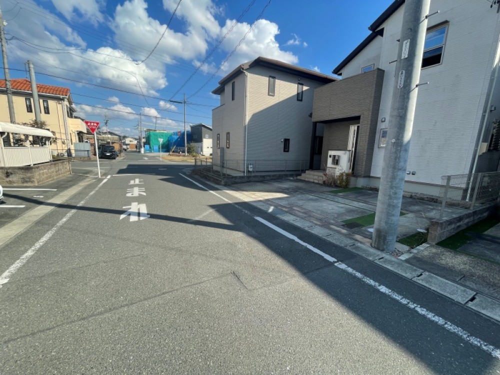 前面道路は広々6ｍ！出入りも楽々です♪