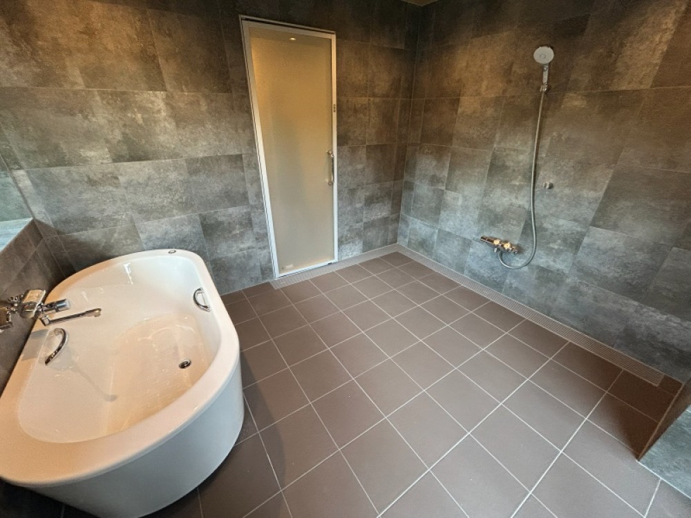 バスルームもゆったりくつろげる広さです。