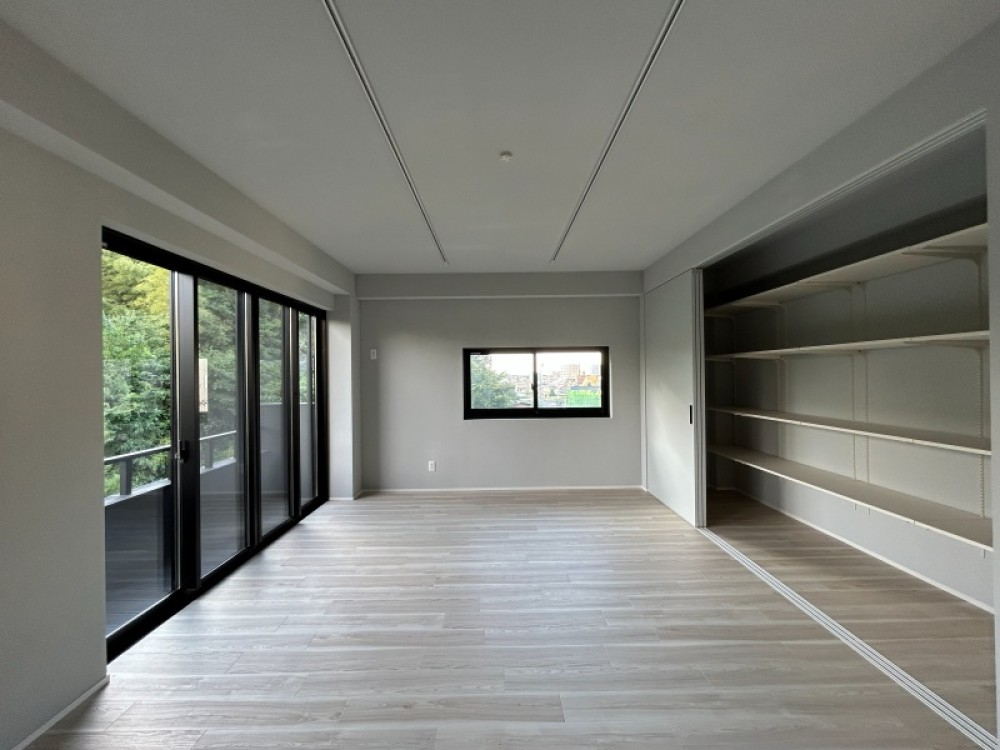 収納充実の広々とした居室です。