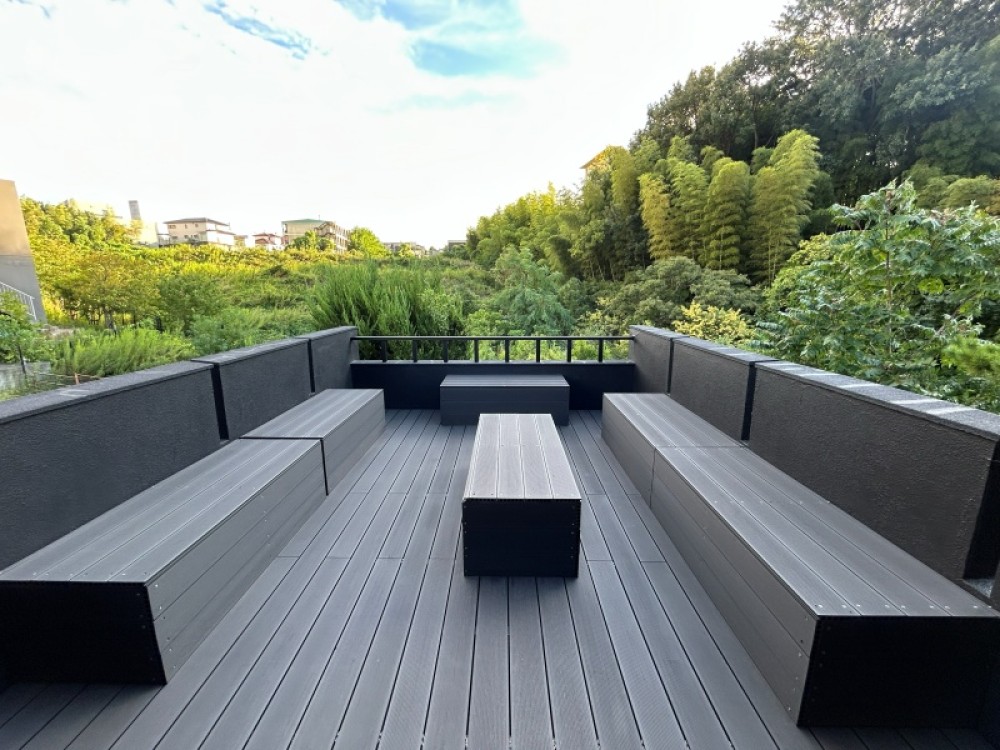 ご家族で座ってゆったり寛げる広々バルコニー！