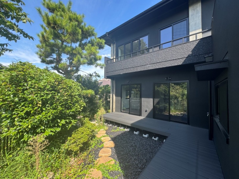 お洒落なお庭にはウッドデッキ付き！