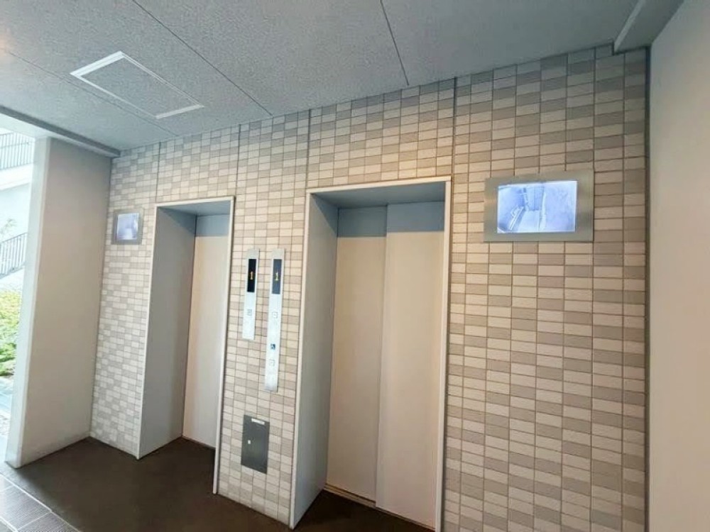 エレベーターは2基完備。