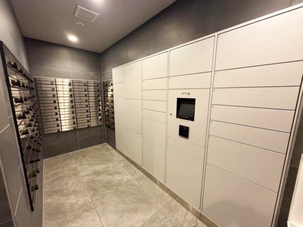 ネット通販の利用にも便利な宅配ボックス 付き！