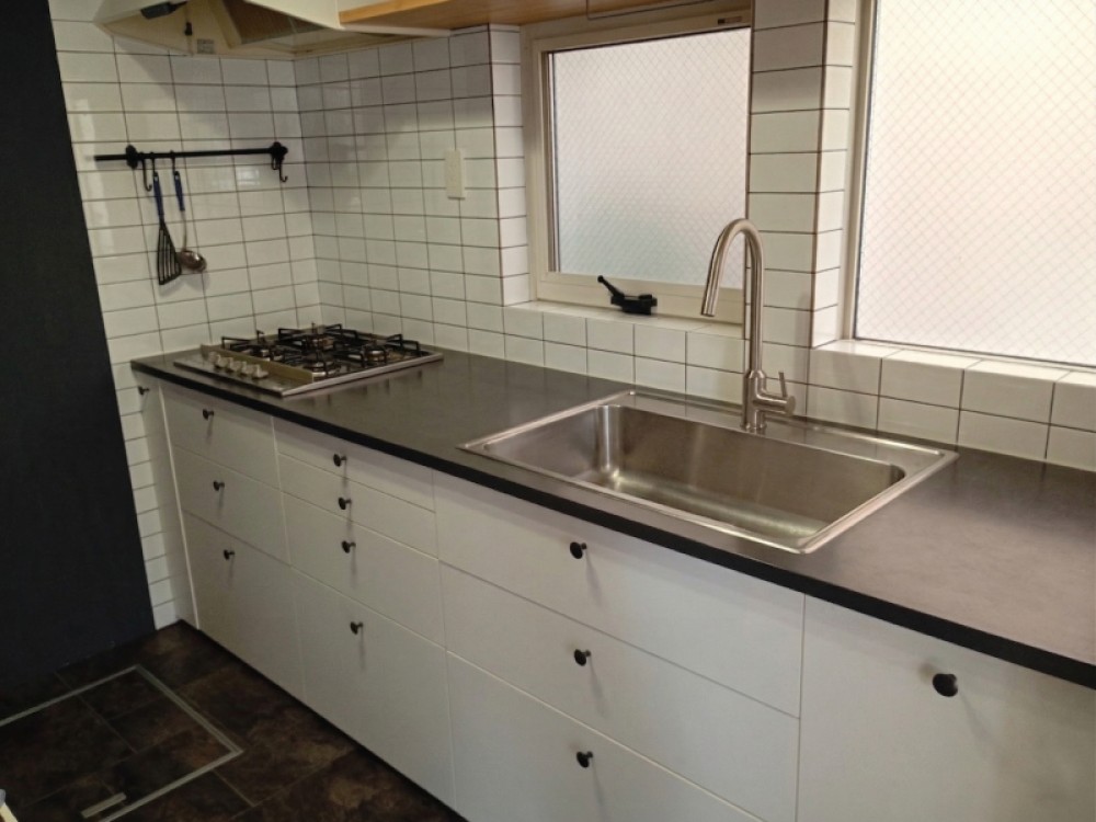 お洒落で収納充実のシステムキッチン※CG加工済