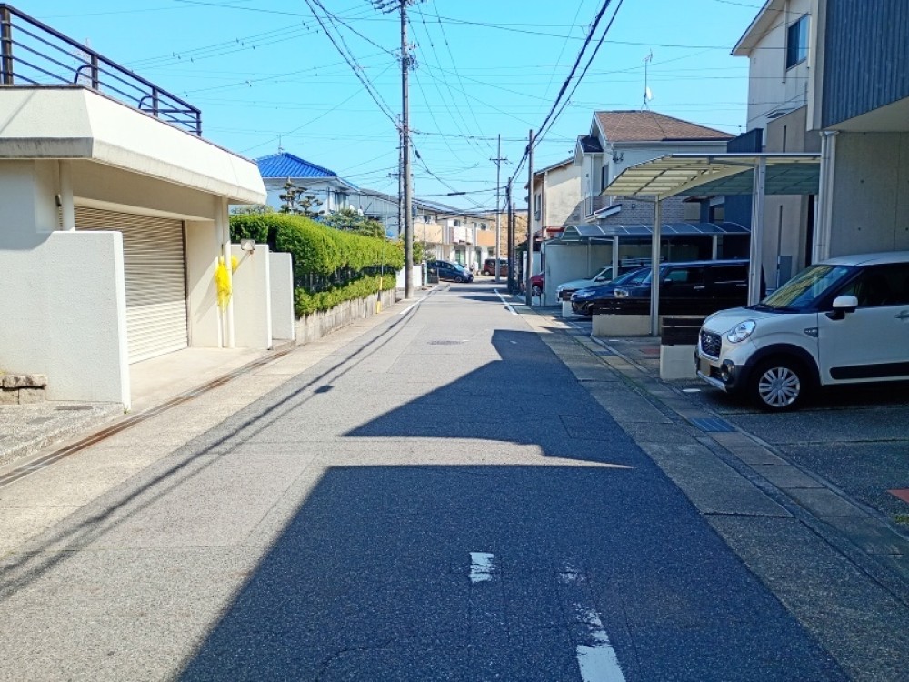 小学校徒歩約5分でお子様の登下校も安心です！