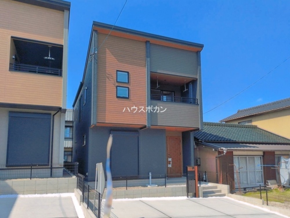 スタイリッシュな外観の新築2階建て！