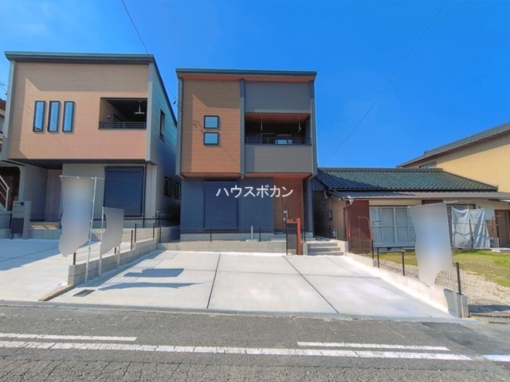 駐車スペース広々！南向きの新築外観◎