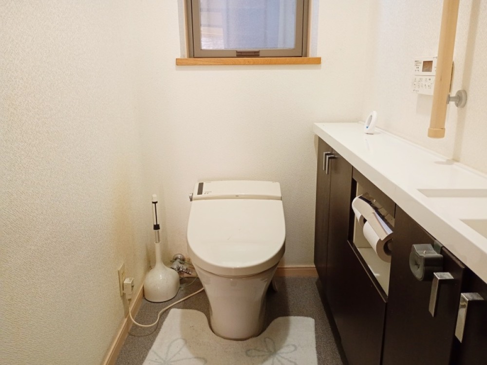 明るく開放感のある小窓付き！