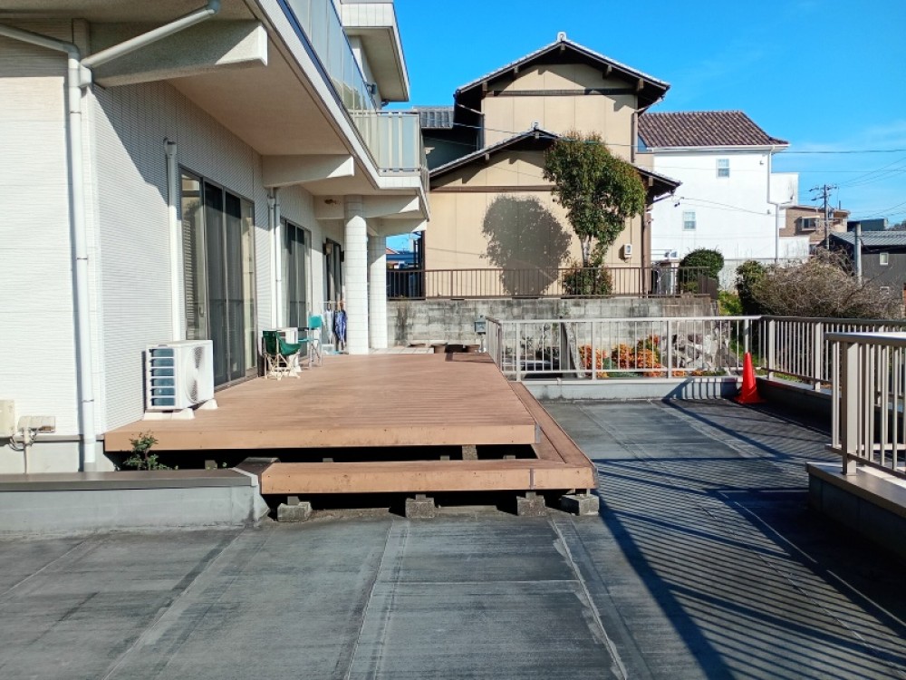 バルコニーにはウッドデッキ付き♪