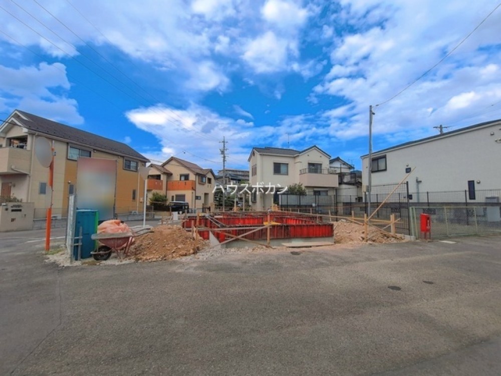 建築中の現地。南面道路で陽当たり良好！