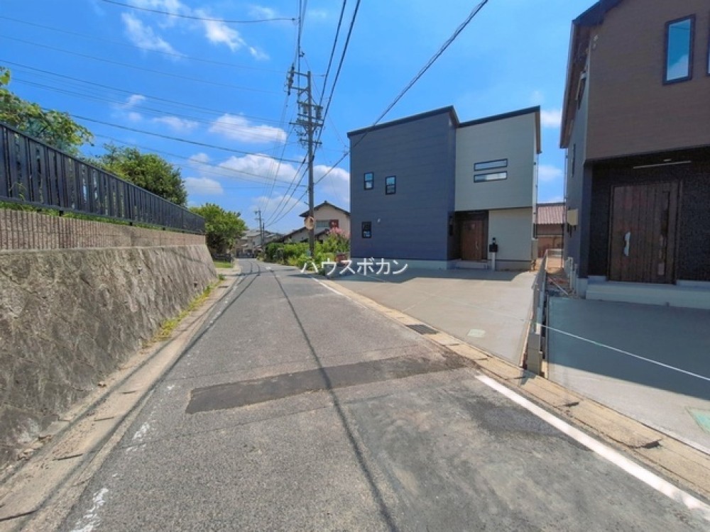 建築中の現場と前面道路の様子です。