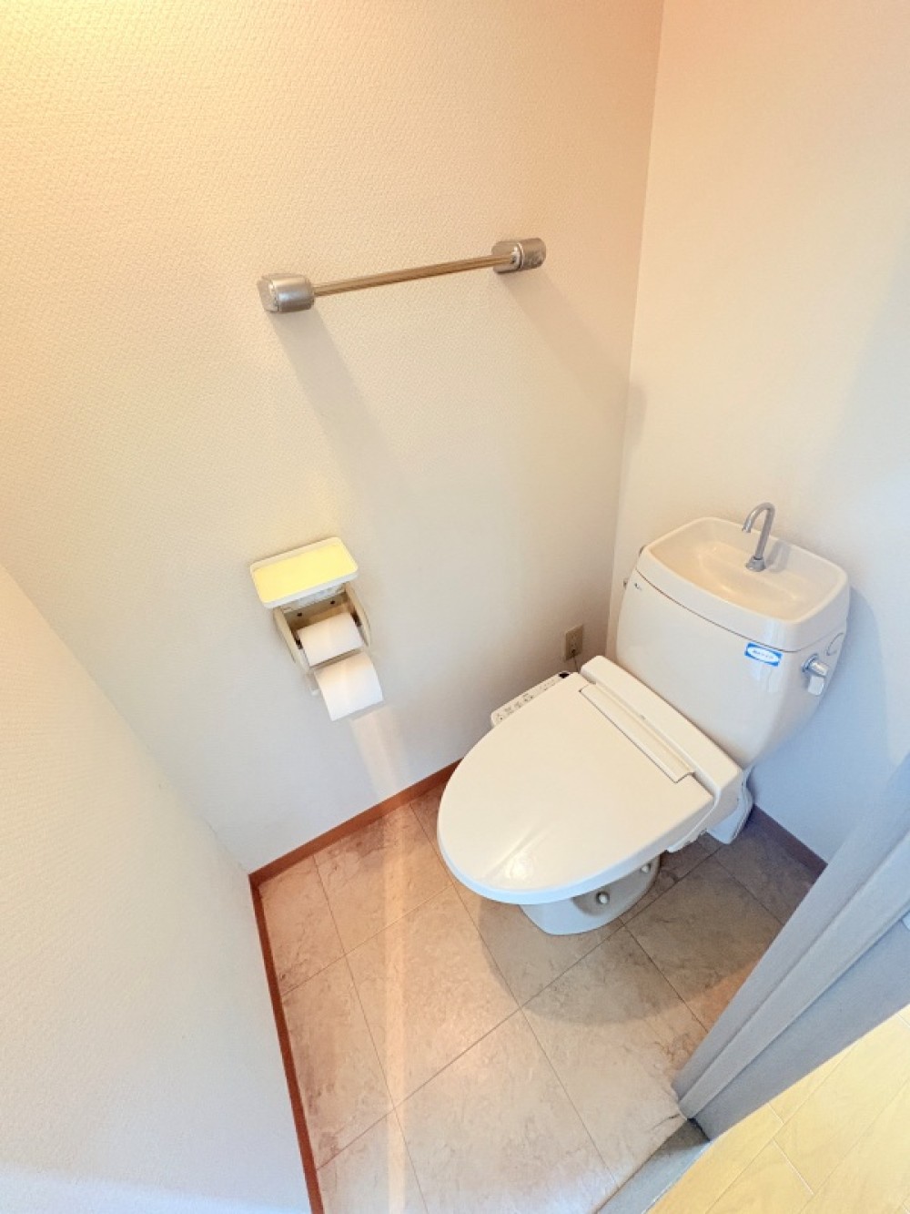 白基調の清潔感あふれるトイレです。