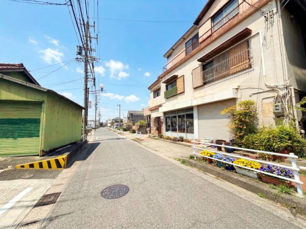 前面道路6.8m、間口約12.5m！駐車も楽々！