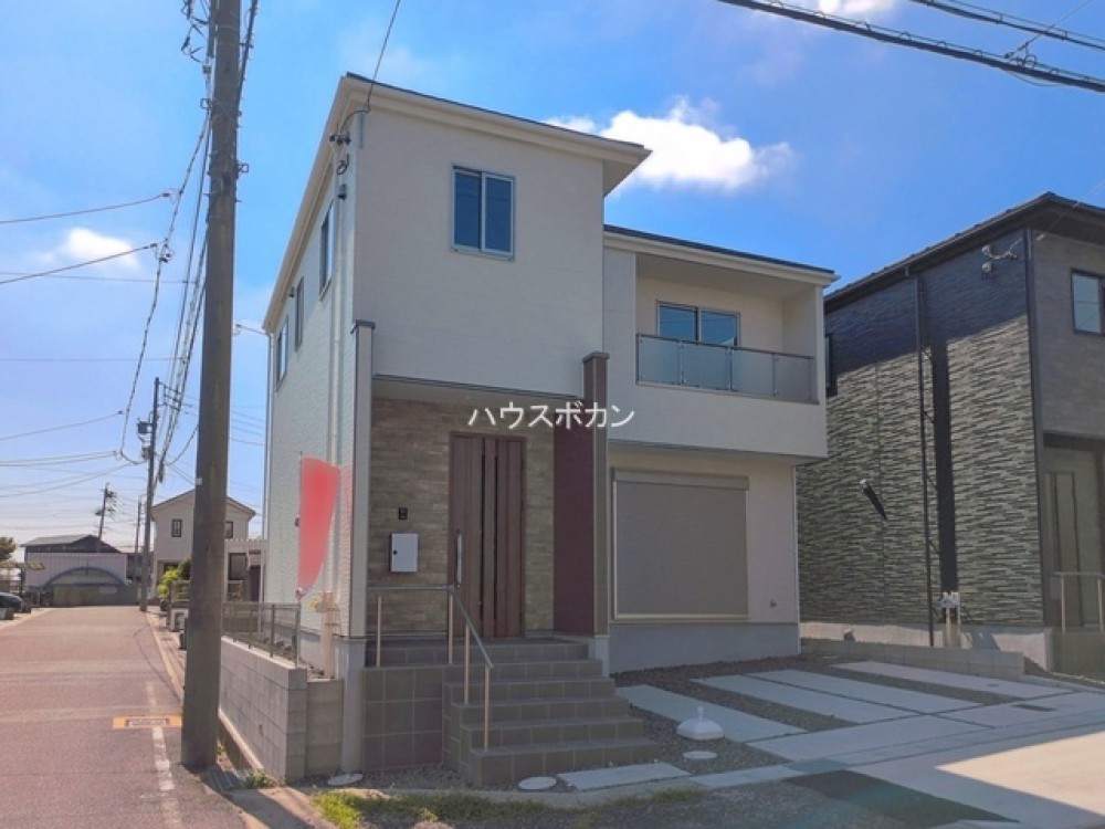 白基調のスタイリッシュな2階建て外観！