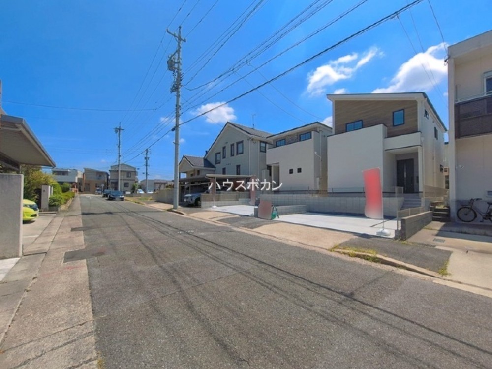 前面道路広めで駐車もしやすい環境！