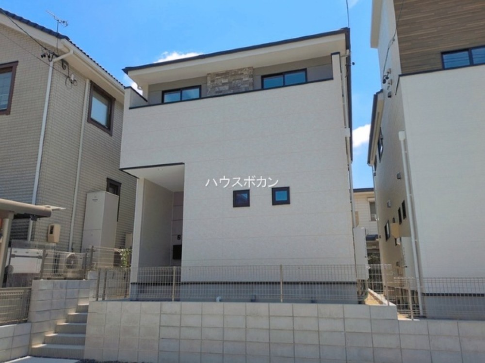 白基調のスタイリッシュな外観の新築戸建！