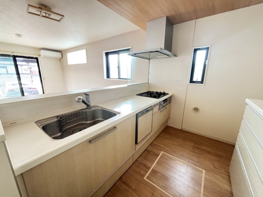 収納充実のシステムキッチン。