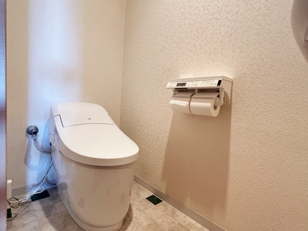 白基調の清潔感あふれるトイレです。