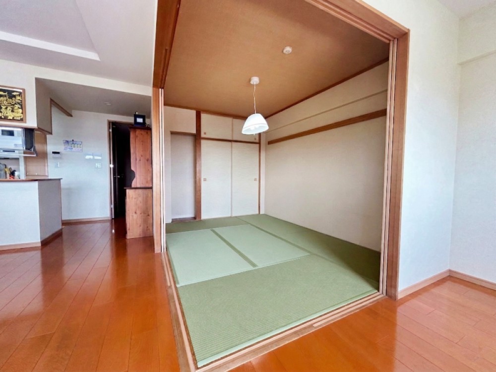 リビング横6畳のゆったりできる和室です♪