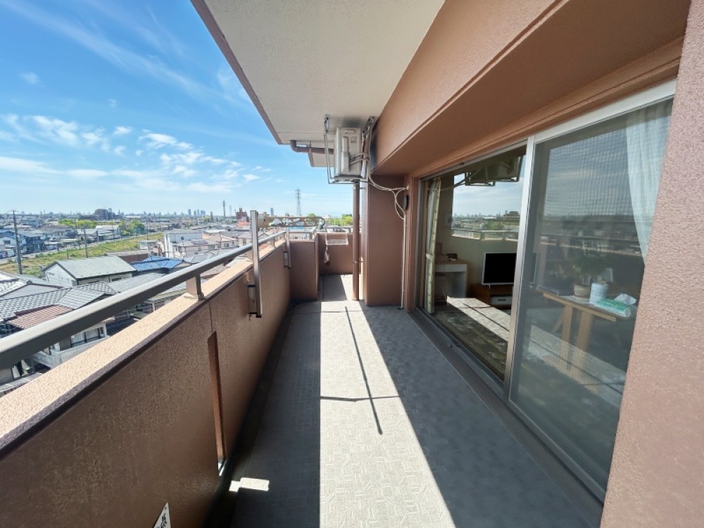 日当たり良好のワイドバルコニー。