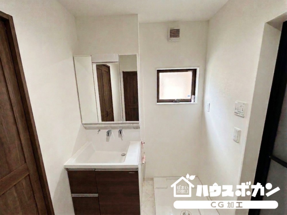 散らかりがちな小物もスッキリ収まる鏡裏収納！