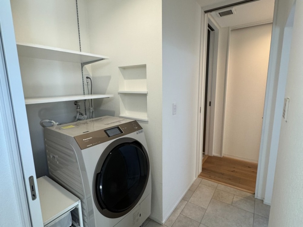 脱衣室も棚付きで、洗濯時に便利です♪