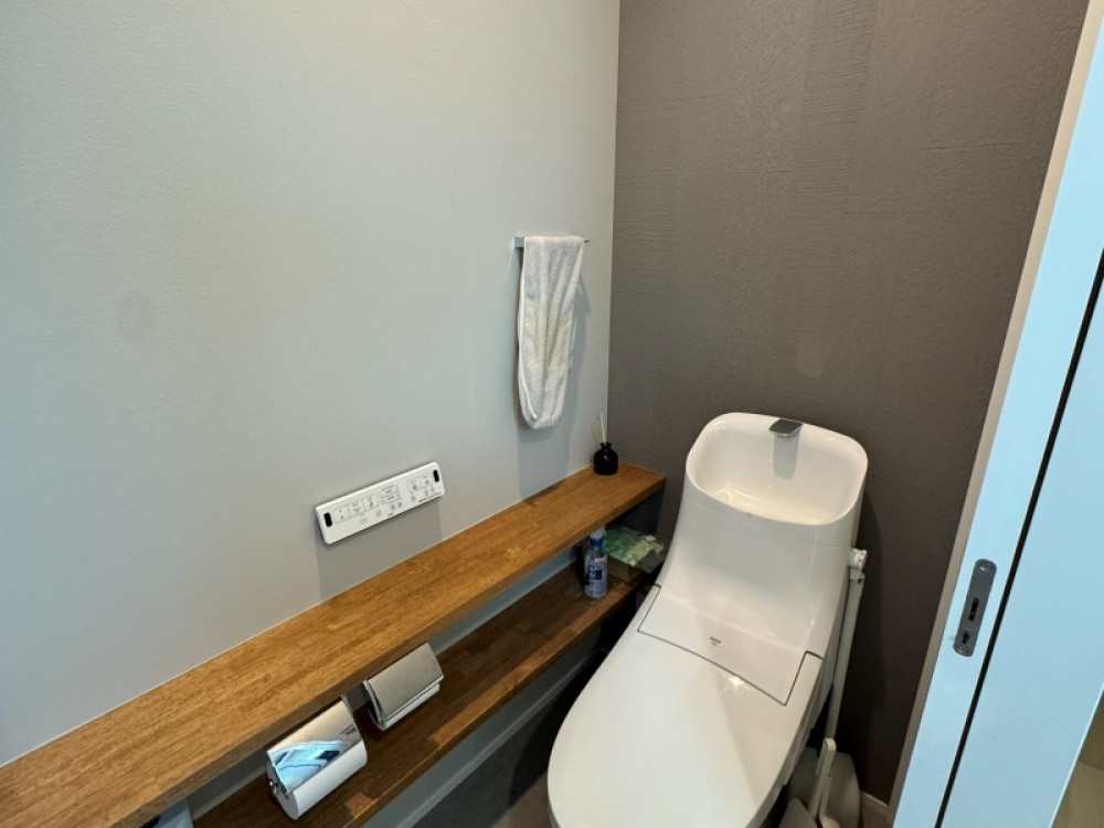 ウォシュレット付きのお洒落なトイレです。