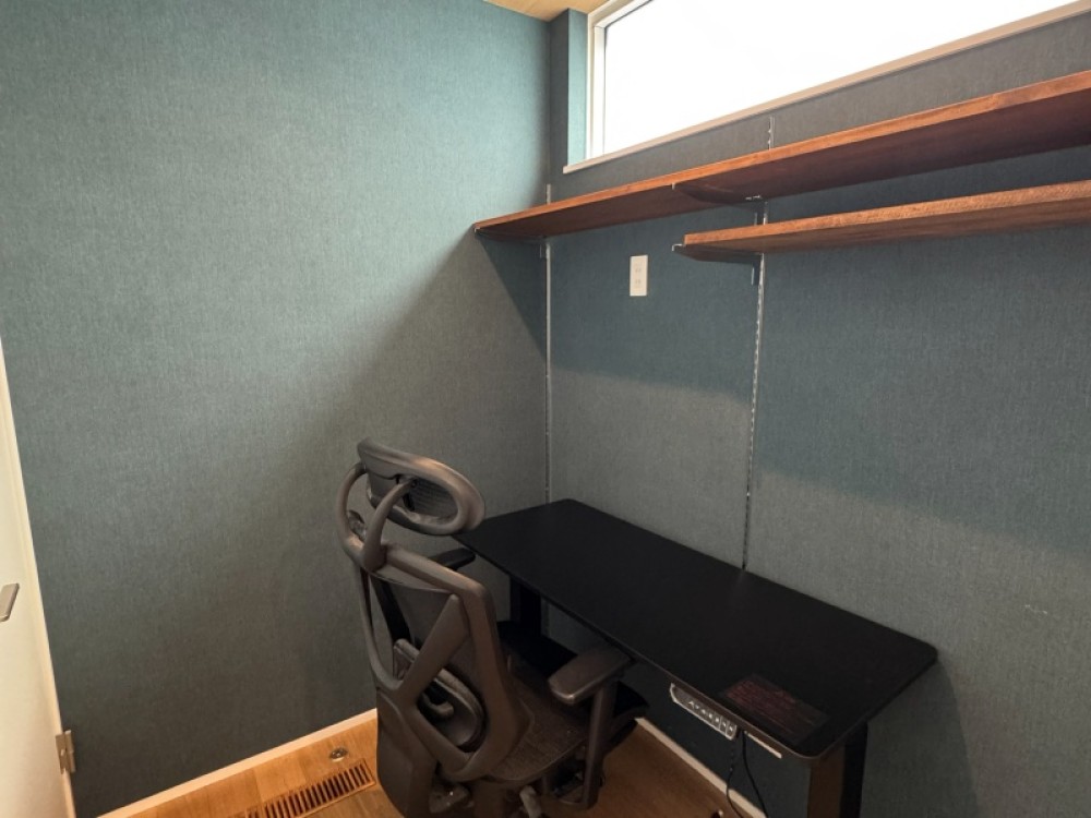 明るい書斎はデスクワークなどが捗ります♪