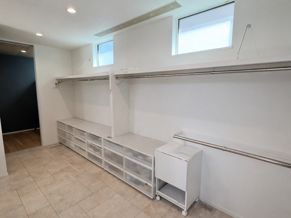 広々としたWIC！家族全員の洋服を収納できます！