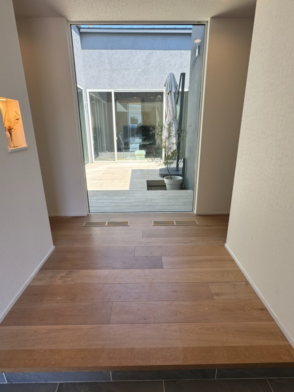 玄関からは中庭が見られて解放感があります！