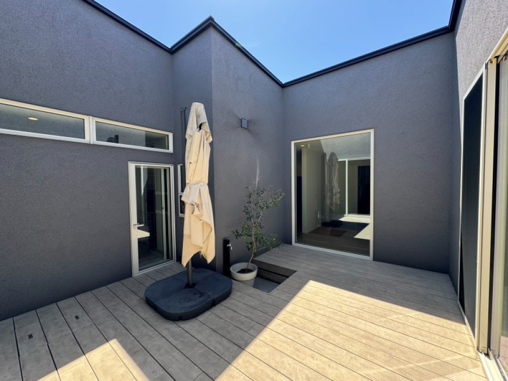 空を独り占めできる解放感ある中庭付き！