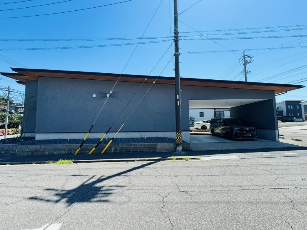 ガレージ付きで5台以上駐車可能！