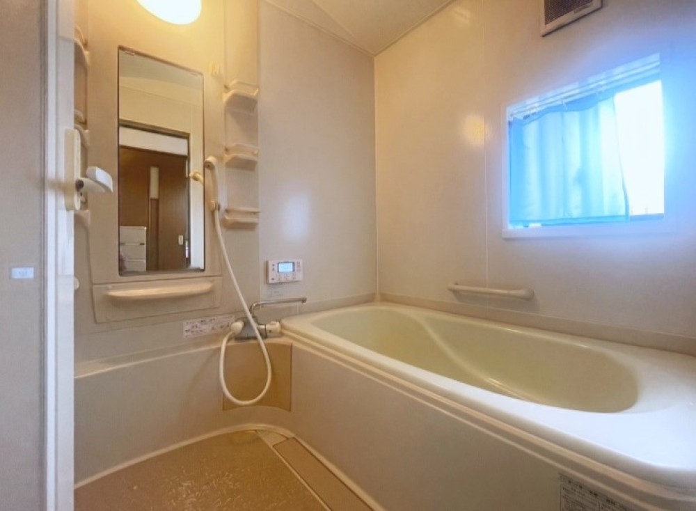 浴室乾燥機付きのバスルームです。※CG加工済