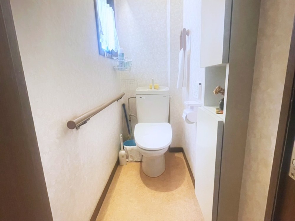 明るく開放感のある小窓付きのトイレです。