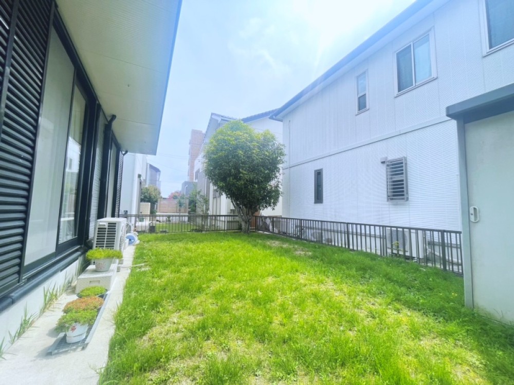 南側には約18坪の広々なお庭有り！